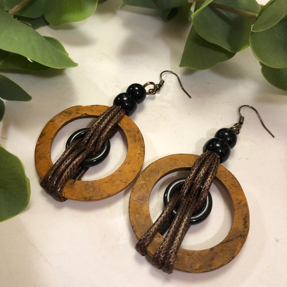 Round wood and black earrings. Statement earrings - Picture 6 of 6